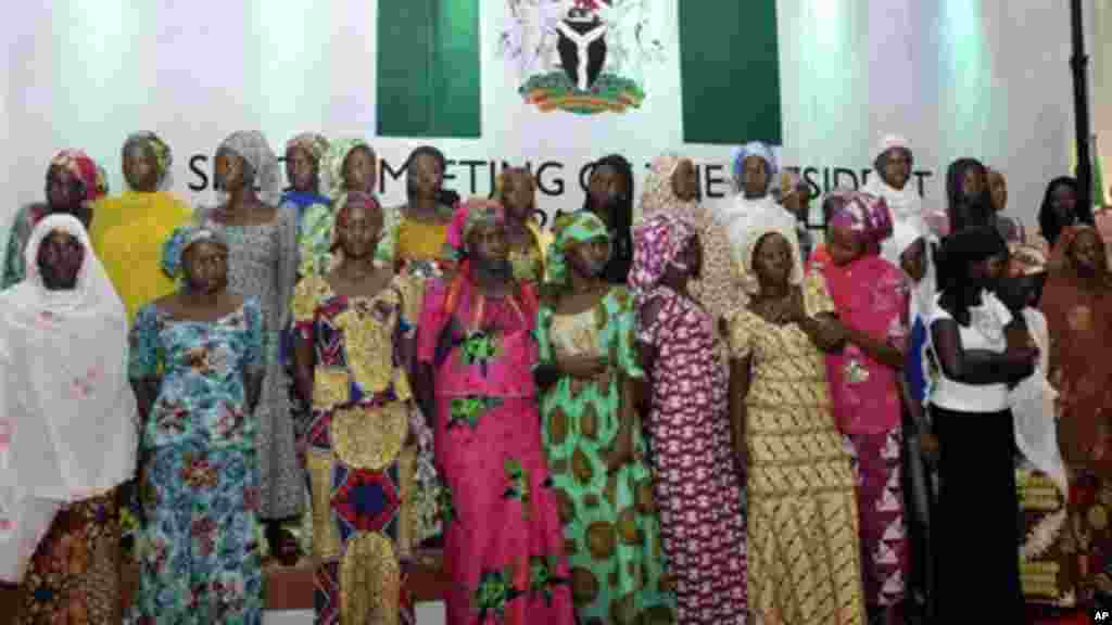 Les lycéennes qui ont échappé à l&#39;enlèvement de l&#39;école secondaire publique Chibok assistent à une réunion avec le président du Nigeria, Goodluck Jonathan, à Abuja, au Nigeria, le mardi 22 Juillet 2014. 