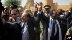 2일 말리를 방문한 프랑수아 올랑드 프랑스 대통령(왼쪽)과 디오쿤다 트라오레 말리 대통령.