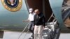 Melania et Donald Trump descendent d'Air Force One sur la base d' Eglin, Floride, le 15 octobre 2018