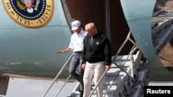 Melania et Donald Trump descendent d'Air Force One sur la base d' Eglin, Floride, le 15 octobre 2018