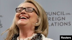 Como secretaria de Estado Clinton visitó 112 países y cubrió casi un millón de millas de vuelo.