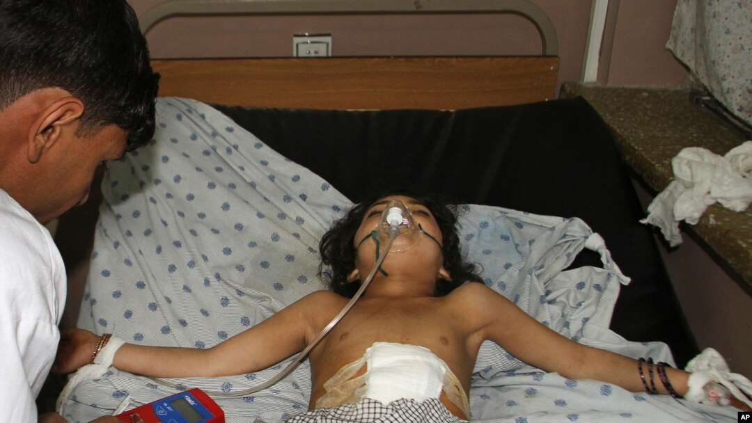 Một bé gái Afghanistan bị thương trong vụ đánh bom xe ở đang được cấp cứu tại một bệnh viện ở Afghanistan.