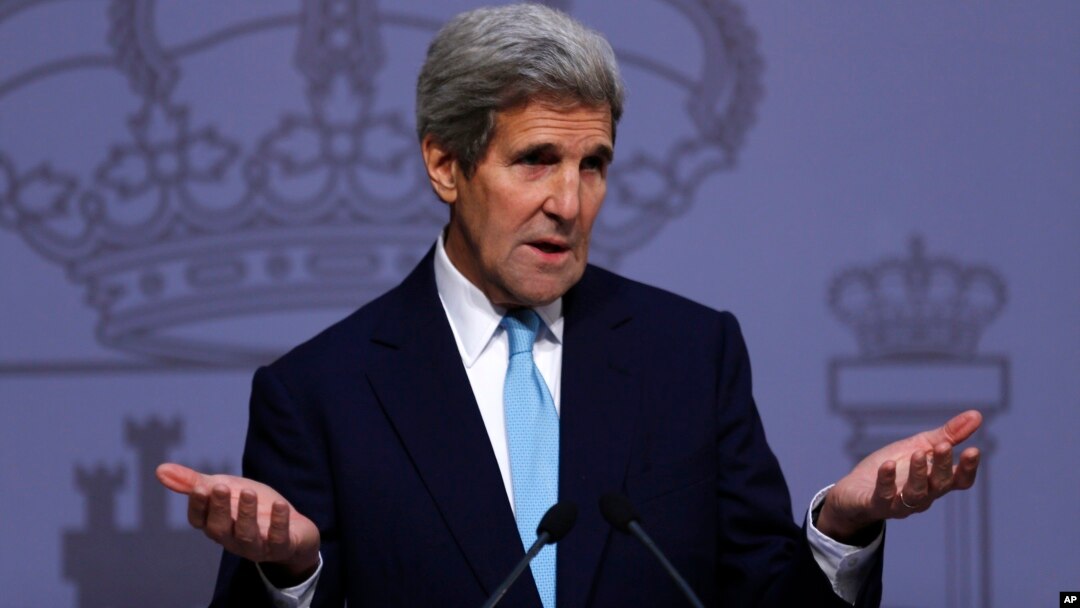 Menlu AS John Kerry menjawab pertanyaan wartawan dalam konferensi pers di Madrid, Spanyol, Senin (19/10). 