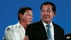 Philippine President Rodrigo Duterte left, and Cambodian Prime Minister Hun Sen, right, attend an opening the World Economic Forum on ASEAN, in Phnom Penh, Cambodia, Thursday, May 11, 2017.