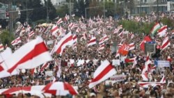 Qytetarët mbushin rrugët në një nga protestat e opozitës në Bjellorusi.