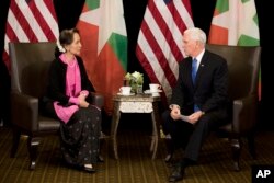 아세안(ASEAN, 동남아시아국가연합)회의 참석차 싱가포를 방문한 마이크 펜스 미국 부통령과 아웅산 수치 미얀마 국가자문역이 14일 별도 회동을 하고 있다.