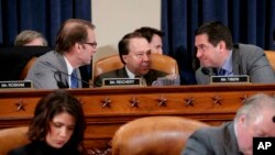 El representante Devin Nunes, R-Calif, hace parte del Comité de Inteligencia de la Cámara. Habla con los representante Peter Roskam y el representante Pat Tiberi, R-Ohio.