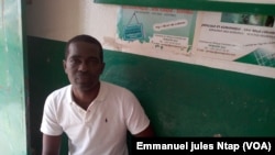 Dans une boutique de semences bio à Yaoundé, un jeune agriculteur, Jojo Hohi est contre l'utilisation des pesticides, 11 mai 2017. (VOA/Emmanuel jules Ntap)