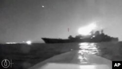 Безпілотник маневрує, наближаючись до судна неподалік від чорноморського порту Новоросійськ. Фото: AP
