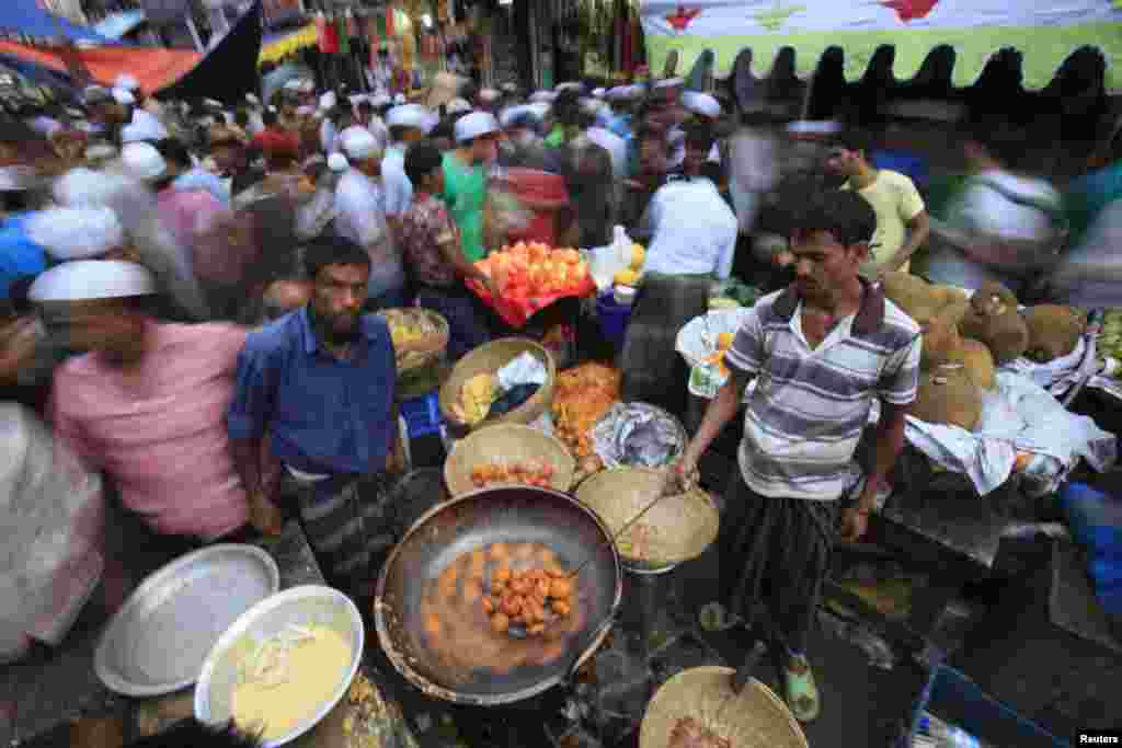 Priprema hrane koja će se prodati za iftar u Daki, Banglade&scaron;