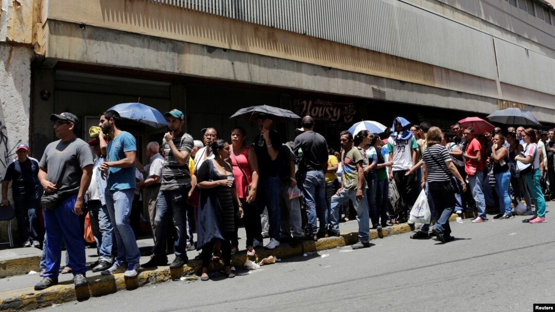 People queue to buy basic food items outside a supermarket in Caracas, Venezuela, April 28, 2016. President Nicolas Maduro ordered on May 1, 2016, a 30 percent increase in the country's minimum wage.