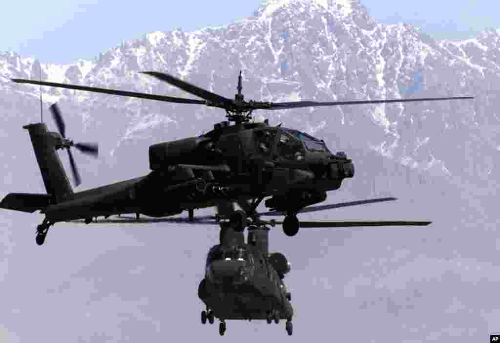 March 2, 2002 – U.S. forces launch their biggest ground offensive yet, Operation Anaconda, against several hundred al-Qaida and Taliban fighters in mountainous eastern Afghanistan.  Here, a US Army Ch-47 Chinook helicopter comes in to land as an Army Apac