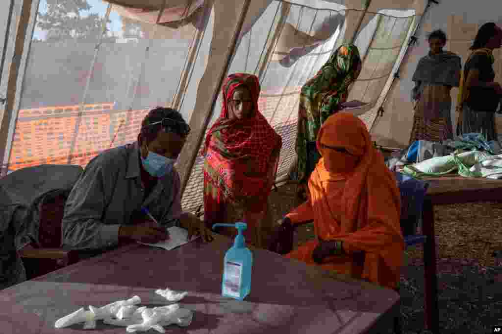 에티오피아 티그라이 지역의 내전을 피해 수단의 난민캠프에서 지내고 있는 난민들이 국경없는의사회 임시 진료소에서 치료를 받고 있다. 