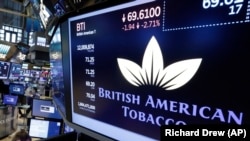 Le logo de British American Tobacco apparaît au-dessus d'un poste de traite sur le parquet de la Bourse de New York, lundi 24 juillet 2017. (AP Photo / Richard Drew)