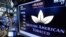 Le logo de British American Tobacco apparaît au-dessus d'un poste de traite sur le parquet de la Bourse de New York, lundi 24 juillet 2017. (AP Photo / Richard Drew)