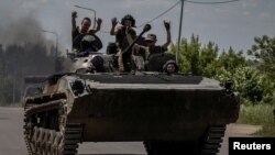 سربازان اوکراینی سوار بر تانک در نزدیکی خط مقدم شهر باخموت - ۹ ژوئن ۲۰۲۳ (۱۹ خرداد ۱۴۰۲)