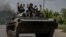 Các quân nhân Ukraine lái xe chiến đấu bộ binh BMP-1, gần thành phố tiền tuyến Bakhmut, vùng Donetsk, Ukraine, ngày 9 tháng 6 năm 2023.