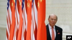 美国商务部长罗斯抵达北京人大会堂参加国宴。（2017年11月9日）