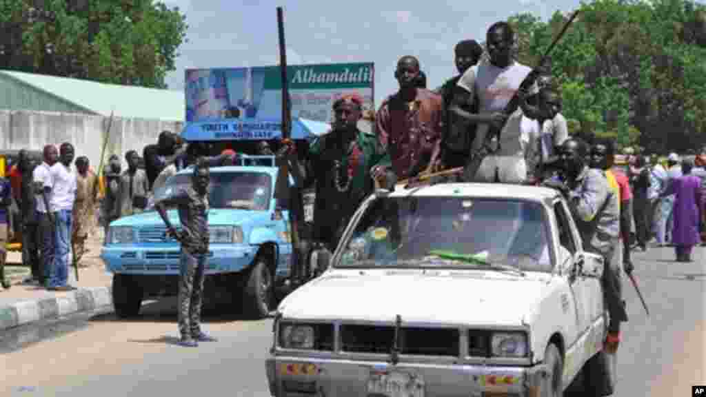 ‘Yan sintiri da Mafarauta, rike da bindigogi sun taru kofar fadar Sarki a Maiduguri, 4 ga Satumba 2014.