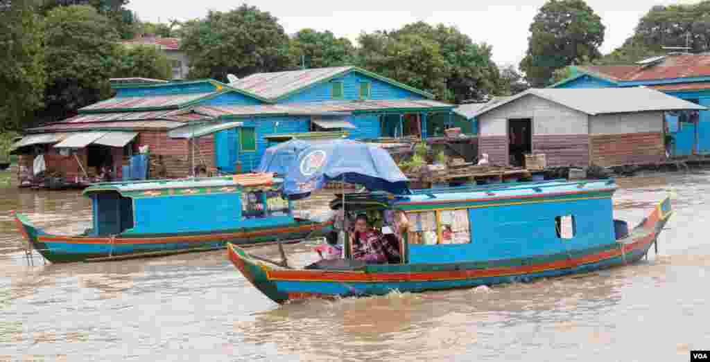 ផ្ទះបណ្ដែតទឹករបស់ជនជាតិវៀតណាម (មិនមែនមានន័យថាខុសច្បាប់ទេ)នៅតំបន់ទន្លេសាប នៅខេត្តកំពង់ធំ កាលពីថ្ងៃ អាទិត្យ ទី០៧ ខែសីហា ឆ្នាំ២០១៦។(ឡេង ឡែន/VOA)