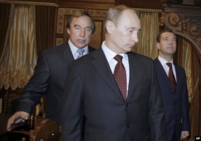 Фото 2009 року, Сергій Ролдугін поряд з Володимиром Путіним та Дмитром Медвєдєвим