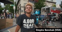 Джаст Маршалл, демонстрант і музикант