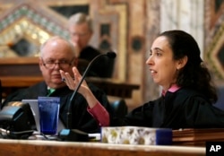Circuit Judge Michelle T. Friedland, right, gestures while questioning Barry Bonds' attorney, Dennis Riordan, before an 11-judge panel of the 9th U.S. Circuit Court of Appeals, in San Francisco, Sept. 18, 2014.