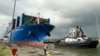 巴拿馬運河工人在巴拿馬運河科科利船閘停靠中國中遠集裝箱船。 （2018年12月3日）