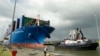 Рабочий Панамского канала пришвартовывает китайский контейнеровоз у шлюзов Панамских каналов в Панама-Сити (архивное фото).