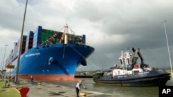 2018年12月3日中国集装箱船中远海运停靠巴拿马运河