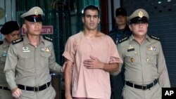 Pesepakbola Bahrain Hakeem al-Araibi meninggalkan pengadilan kriminal di Bangkok, Thailand, 4 Februari 2019. (Foto: dok).