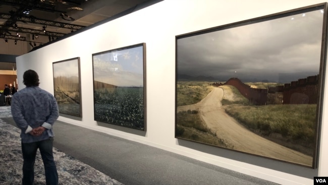 La serie fotográfica "Border Cantos" de Richard Misrach expuesta en el espacio "Meridians" de Art Basel 2019 (Foto: Antoni Belchi)