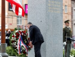 蓬佩奥国务卿参观捷克比尔森镇的巴顿将军纪念馆，并向位于美利坚大街上的“感谢美国”纪念碑献花圈。（2020年8月11日）