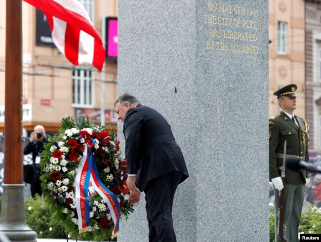 蓬佩奥国务卿参观捷克比尔森镇的巴顿将军纪念馆，并向位于美利坚大街上的“感谢美国”纪念碑献花圈。（2020年8月11日）