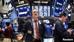 Traders work on the floor of the New York Stock Exchange (NYSE) in New York, U.S., Dec. 7, 2018. 