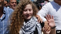 Demonstran remaja putri Palestina, Ahed Tamimi (17 tahun), usai melakukan ziarah ke makam mantan pemimpin Palestina, Yasser Arafat di Ramallah, Tepi Barat (29/7). 