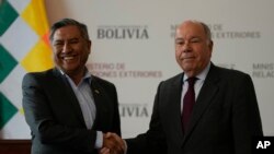 El ministro de Relaciones Exteriores de Brasil, Mauro Vieira (Der) le da la mano a su homólogo boliviano, Rogelio Mayta, después de una conferencia de prensa en la Cancillería de Bolivia en La Paz, el 4 de mayo de 2023.