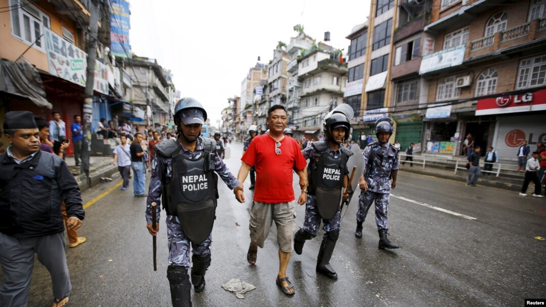 Polisi Nepal menahan demonstran (tengah) dalam protes yang diorganisir Federasi Kebangsaan Suku Asli Nepal (NEFIN) di Kathmandu, Nepal, Agustus 2015.