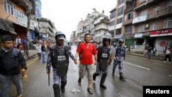 Polisi Nepal menahan demonstran (tengah) dalam protes yang diorganisir Federasi Kebangsaan Suku Asli Nepal (NEFIN) di Kathmandu, Nepal, Agustus 2015.