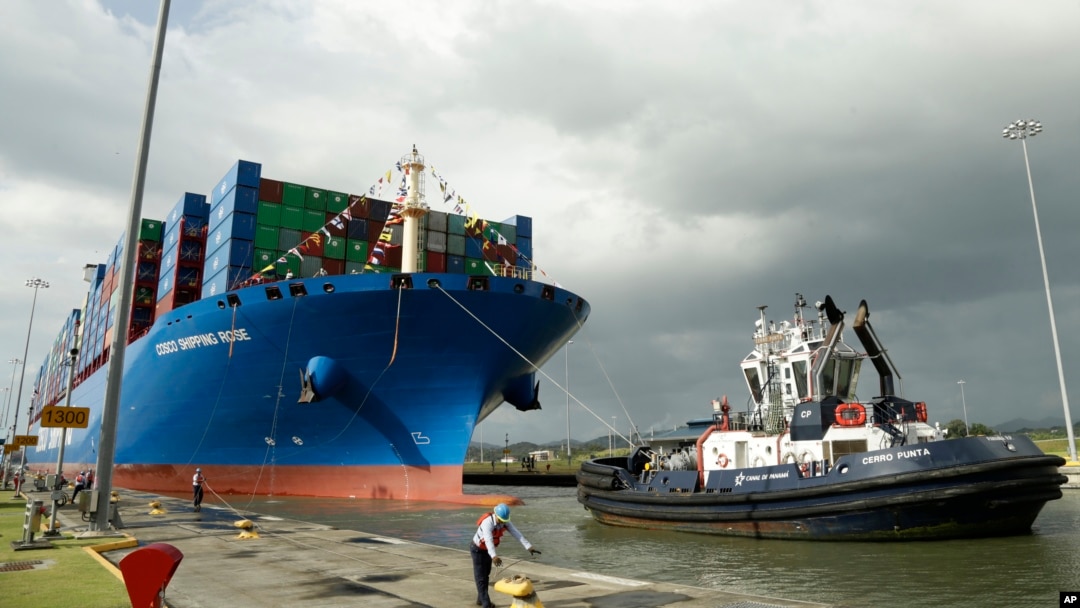 Pekerja di Kanal Panama mengaitkan kapal kontainer Cosco asal China saat kapal tersebut tiba di Kanal Panama pada 3 Desember 2018. (AP/Arnulfo Franco)