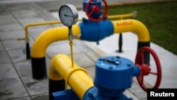 乌克兰天然气田的油管、阀门和压力表