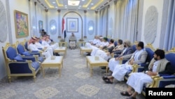 Kepala Dewan Politik Tertinggi Houthi Mahdi al-Mashat bertemu dengan delegasi Arab Saudi dan Oman di Istana Republik Yaman di ibu kota Sanaa hari Minggu (9/4). 