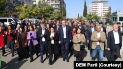 DEM Parti kayyuma tepki göstermek amacıyla Şanlıurfa’nın Halfeti İlçesine gitti.