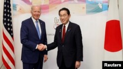 ប្រធានាធិបតីសហរដ្ឋអាមេរិក លោក Joe Biden និងនាយករដ្ឋមន្ត្រីជប៉ុនលោក Fumio Kishida ចាប់ដៃគ្នា មុនកិច្ចប្រជុំរបស់បណ្តាប្រទេស G7 នៅទីក្រុង Hiroshima ប្រទេសជប៉ុន កាលពីថ្ងៃទី ១៨ ខែឧសភា ឆ្នាំ ២០២៣។ 