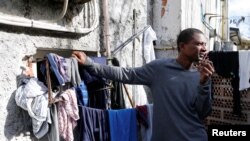 Un Sénégalais fume de la cigarette pendant une interview à Carrara, Italie, 7 février 2017. 