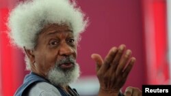 Antes de las elecciones estadounidenses del 8 de noviembre, Soyinka prometió comenzar a tijerear su tarjeta verde "en el momento en que anunciaran la victoria [de Trump]"