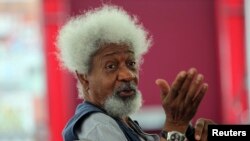 Le prix Nobel Wole Soyinka parle à ses élèves à Lagos Nigeria, le 15 novembre 2014.