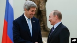 Američki državni sekretar Džon Keri i ruski predsednik Vladimir Putin uoči razgovora u Moskvi