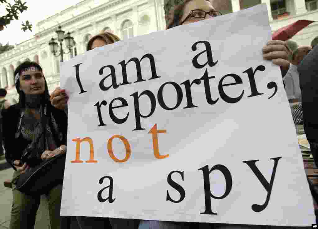 格鲁吉亚首都第比利斯的新闻工作者5月3日手举“我是记者，不是间谍”的标语纪念世界新闻自由日