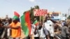 Apoiantes da nova junta militar no poder protestam contra a CEDEAO e a França em Ouagadougou,Burkina Faso, 4 Outubro 2022